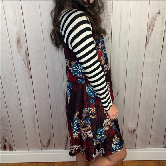 🎈The Gabriella Dress- red floral with stripes - Picture 8 of 9